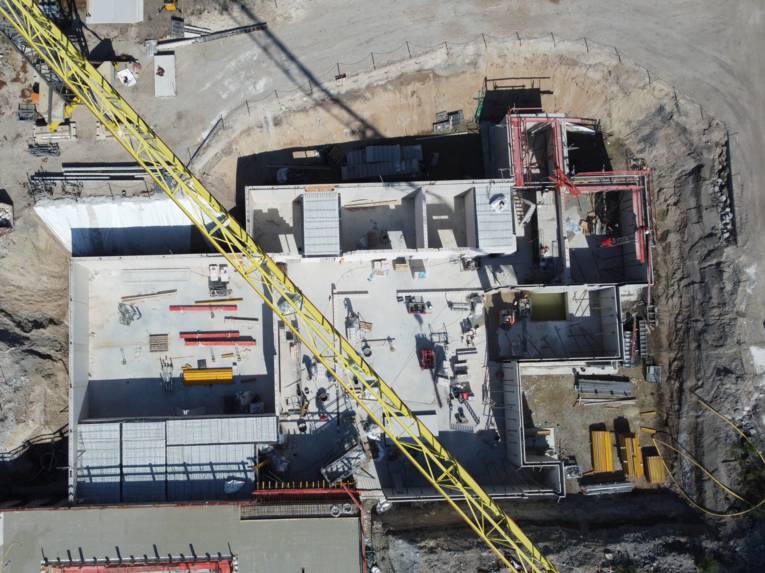 Die Baustelle eines Schwimmbads.